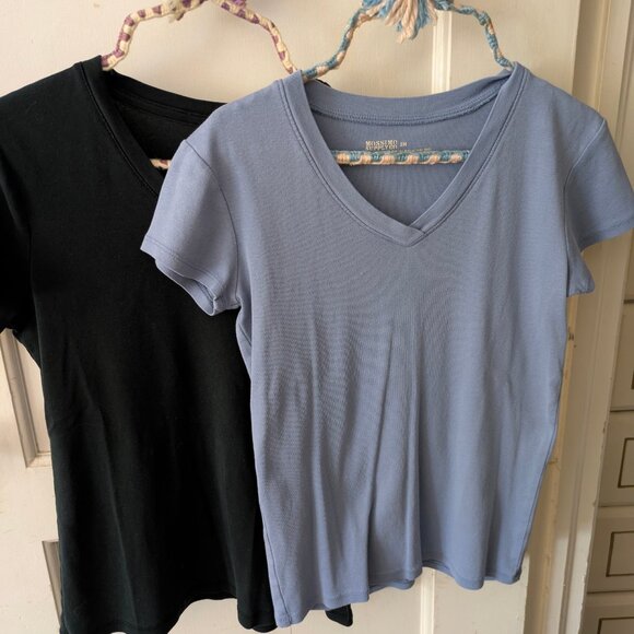 FOUR WOMEN'S T-SHIRTS - Picture 3 of 3